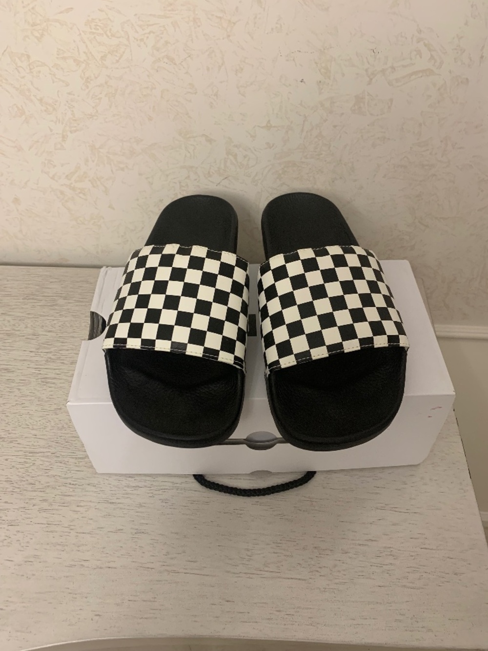 NWOT Men’s black and white checker-board Vans sandalias, size 11